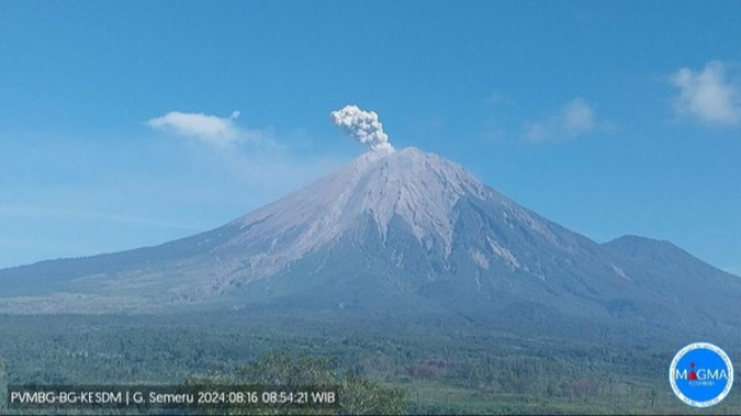 Gunung Semeru Erupsi Tiga Kali dalam Sehari: Warga Diminta Waspada!