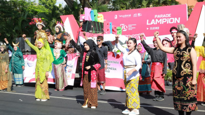 Berbusana Etnik Nusantara Ramaikan Karnaval Kemerdekaan 