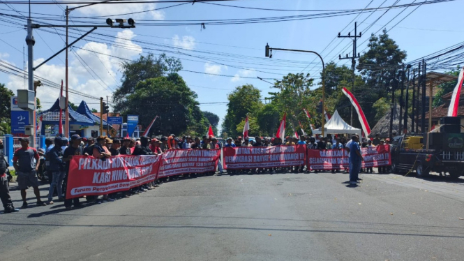 Aksi Unjuk Rasa di Depan Kantor DPRD Kabupaten Banyuwangi