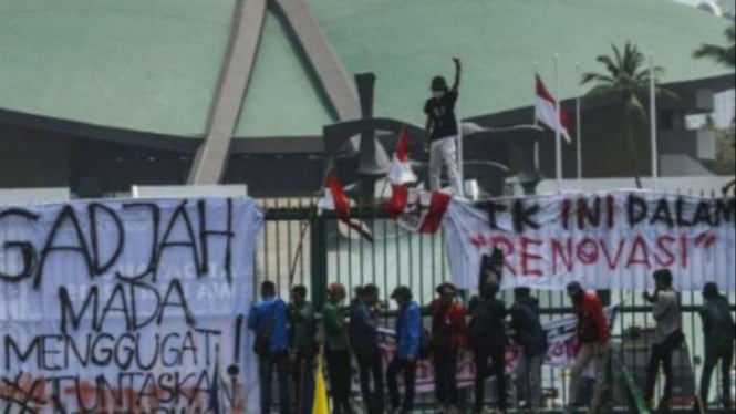 Ilustrasi demo di gedung DPR RI