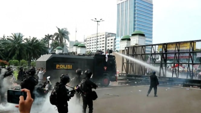 Aparat kepolisian membubarkan aksi demo mahasiswa Senin(11/4/2022).