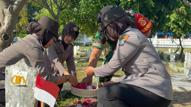 Polwan Polresta Banyuwangi Ziarah ke TMP