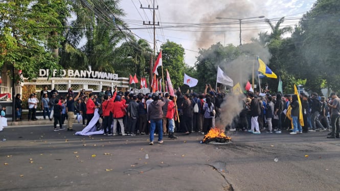 Ratusan mahasiswa lurug gedung DPRD Banyuwangil