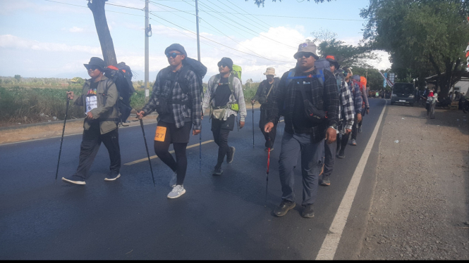 Peserta gerak jalan dengan kostum anak hiking