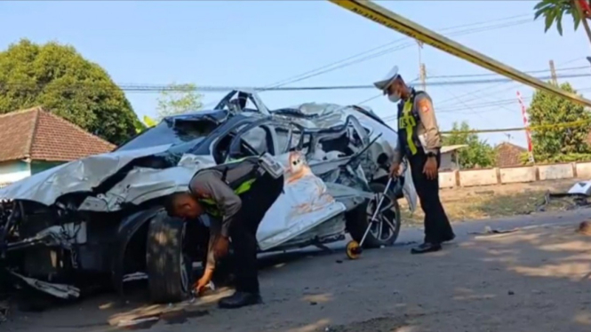 Minibus rusak parah ditabrak kereta