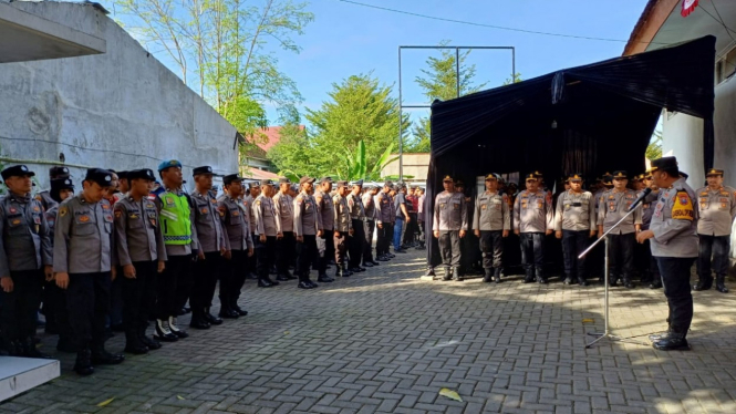 Polisi Terjunkan Ratusan Personil Pengamanan Di Kantor KPU Banyuwangi