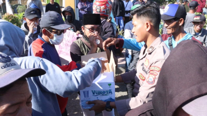 Momentum Personil Polres Situbondo Bagikan Air