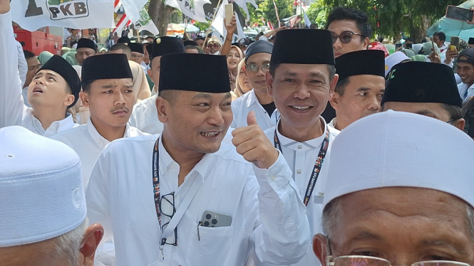 Gus Makki-Ali Ruchi saat tiba di KPU Banyuwangi