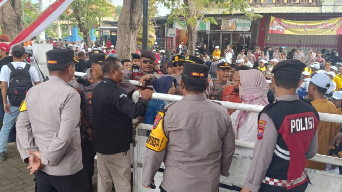 Polisi jaga pintu masuk KPU Banyuwangi