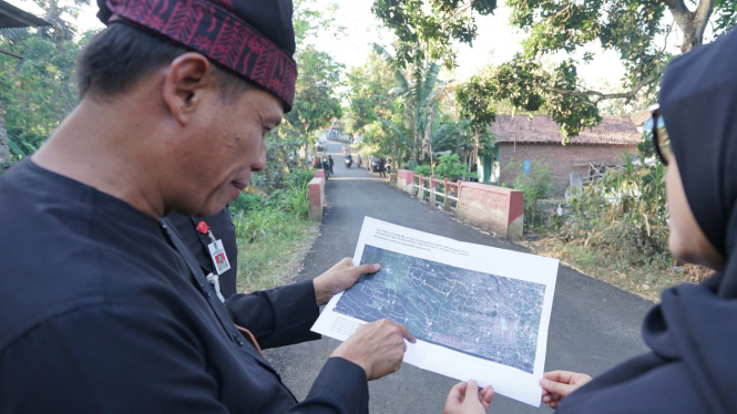 Bupati Banyuwangi tinjau peta perbaikan jalan