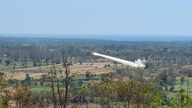 Himars saat menembakan misil di T12, Situbondo