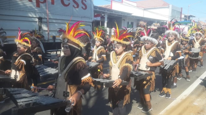 Marching band SDN 1 Bajulmati dengan busana Dayak