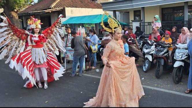 Busana Eva Wedding ikut meramaikan karnaval Desa Bajulmati