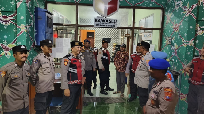 Personil Polres Situbondo berjaga di Kantor Bawaslu