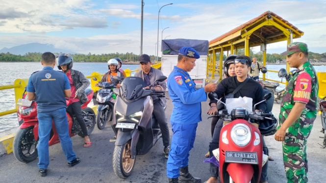 Petugas Gabungan Periksa Kendaraan di Pelabuhan Jangkar