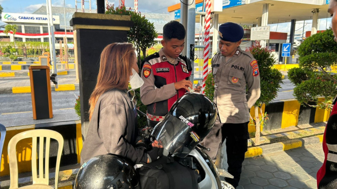 Polisi lakukan pemeriksaan kendaraan di Pelabuhan Ketapang