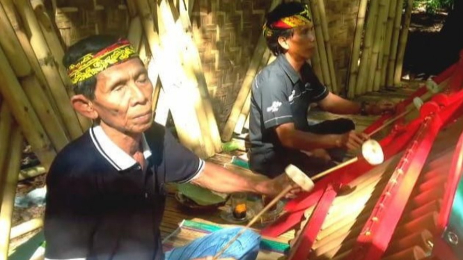 Angklung paglak Banyuwangi