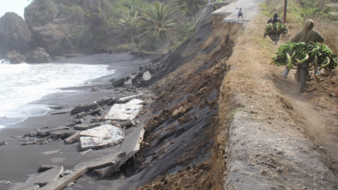 Ruas jalan ambrol akibat abrasi