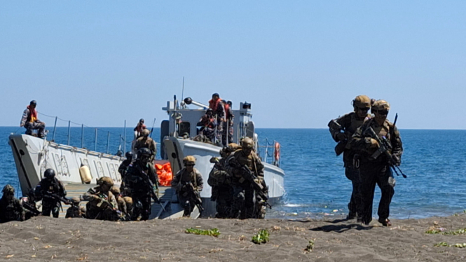 Pasukan Gabungan Serbu Pantai Banongan