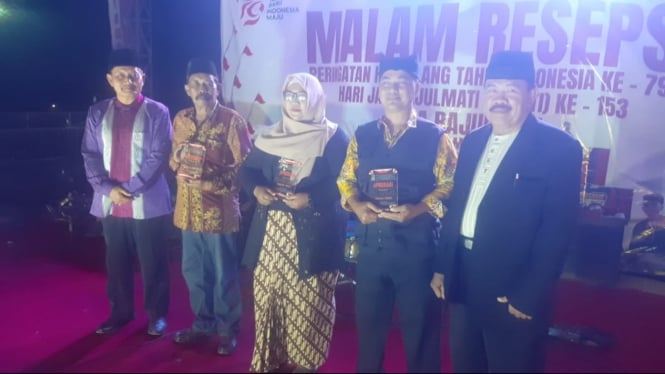 Pemberian hadiah oleh Camat Nuril dan Kades Achmad