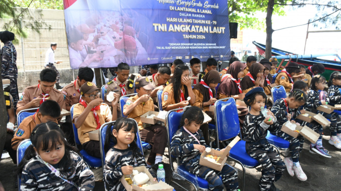 Pelajar Menikmati Makanan Bergizi dari Lanal Banyuwangi