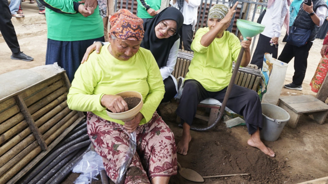 Warga Desa Berdayakan Lansia