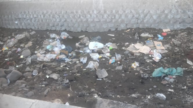 Tumpukan sampah di aliran sungai yang kering