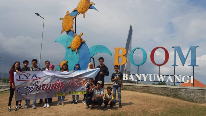 Pengunjung pantai Boom Banyuwangi