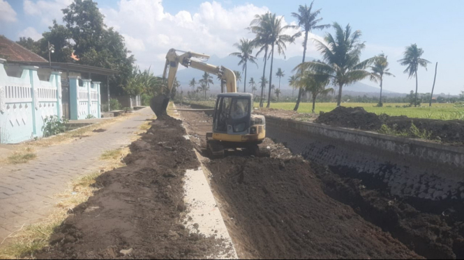 Material sedimen sungai ditumpuk di bantaran