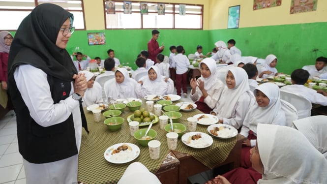 Ngantor di Desa, Bupati Ipuk Simulasi Program Makan Siang Bergizi