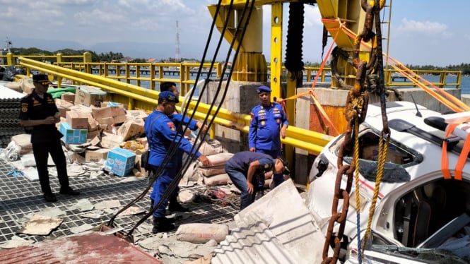 Personil Gabungan yang Henda Mengevakuasi Kendaraan