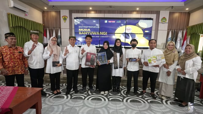 Bupati Ipuk Berikan Program Bantuan Alat Usaha bagi Lulusan SMK