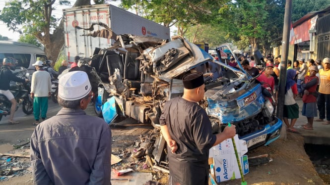 Kecelakaan maut travel tabrak truk pengangkut bego