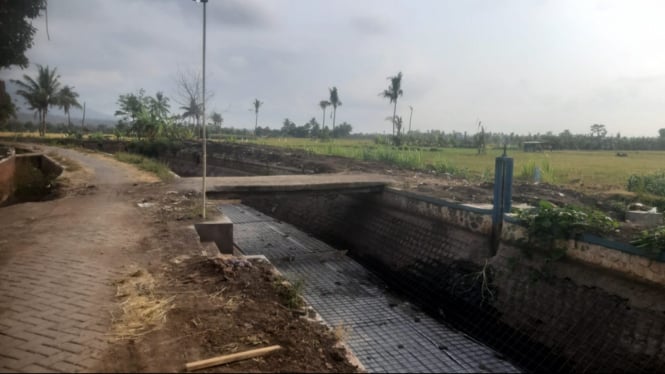 Jembatan yang dipermasalahkan petani