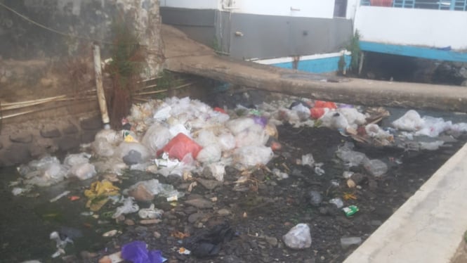 Tumpukan sampah di sekitar Dusun Galekan