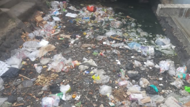 Sungai depan Pasar Bajulmati jadi tempat sampah