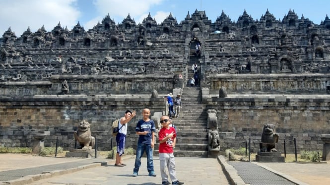 Wisatawan saat sedang di Borobudur