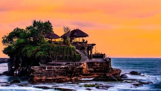 Tanah Lot: Pura di Atas Batu Karang Bali