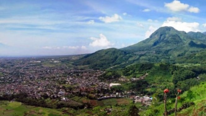 Gunung Banyak: Dari Puncak Mistis hingga Lanskap Instagramable