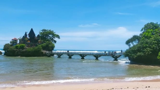 Pantai Balekambang: Eksotisme Pantai yang Sarat Mitos dan Mistis