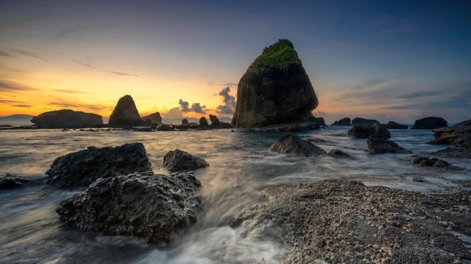 Wisata Pantai Papuma Jember