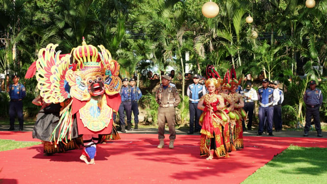 Kirab Pataka Jer Basuki Mawa Beya Tiba di Banyuwangi