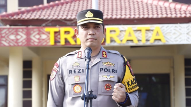 Kapolres Situbondo, AKBP Rezi Dharmawan, Pimpin Apel