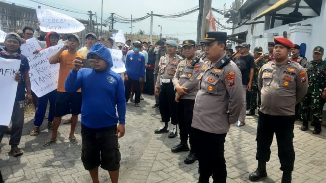 Puluhan massa berunjukrasa di tambak sidojoyo