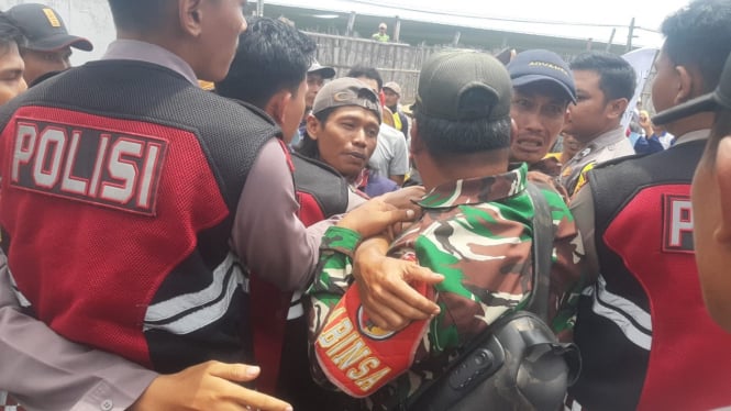 Massa menerobos penjagaan aparat