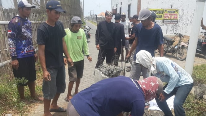 Warga blokir jalan menuju tambak Sidojoyo