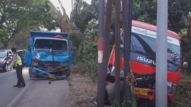 MPU Mogok ditabrak truk dari belakang