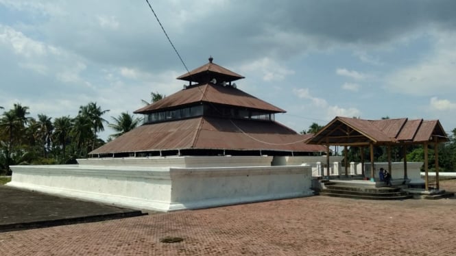 Keagungan Masjid Tuha Indrapuri Bisikan Sejarah, Mitos, dan Ritual