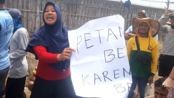 Petani Desa Bimorejo histeris saat unjukrasa di tambak Sidojoyo