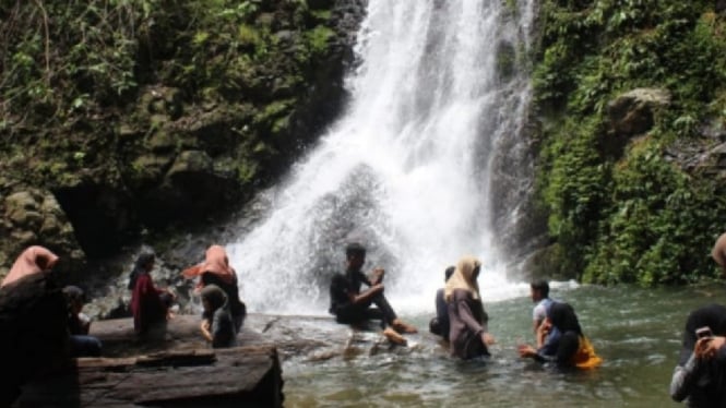 Wisatawan menikmati kesegaran air terjun